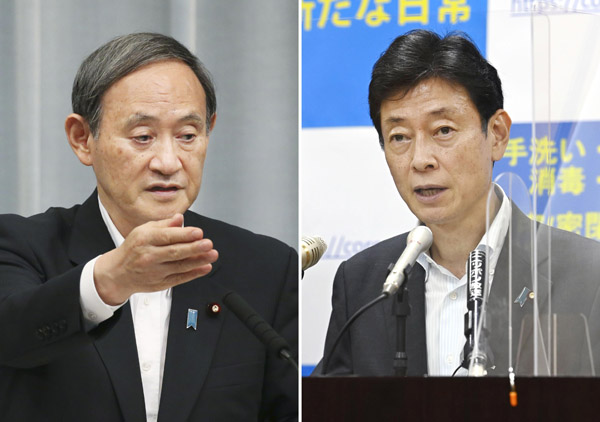 菅首相（左）と西村経済担当相（Ｃ）共同通信社
