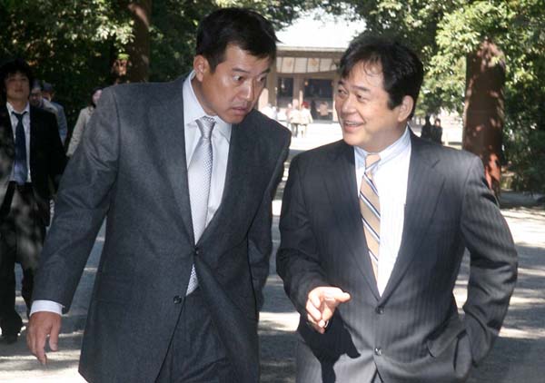 2007年春季キャンプで話す清武代表（右）と原監督（Ｃ）日刊ゲンダイ