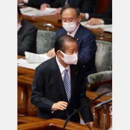 ゴニョゴニョ棒読み答弁に自民党議員からいちいち声援、拍手喝采…（自民党の二階幹事長、後方は菅首相）／（Ｃ）日刊ゲンダイ