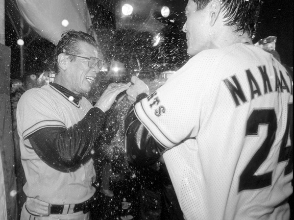 1989年のリーグ優勝時、選手にビールをかけられる藤田監督（左）／（Ｃ）共同通信社