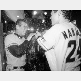 1989年のリーグ優勝時、選手にビールをかけられる藤田監督（左）／（Ｃ）共同通信社
