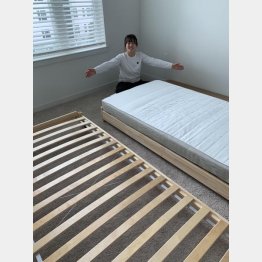 新居でベッドを組み立て中（提供写真）