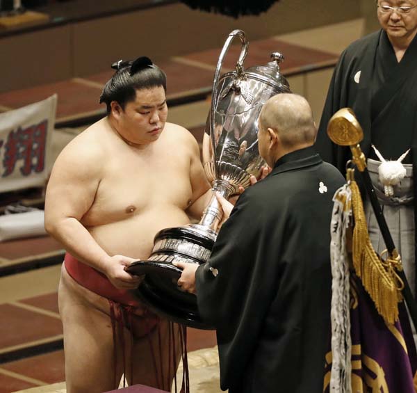 日本相撲協会の八角理事長から賜杯を受け取る大栄翔（Ｃ）共同通信社