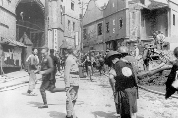 日本軍によって爆撃された重慶＝1939（昭和14）年5月15日（Ｃ）共同通信社
