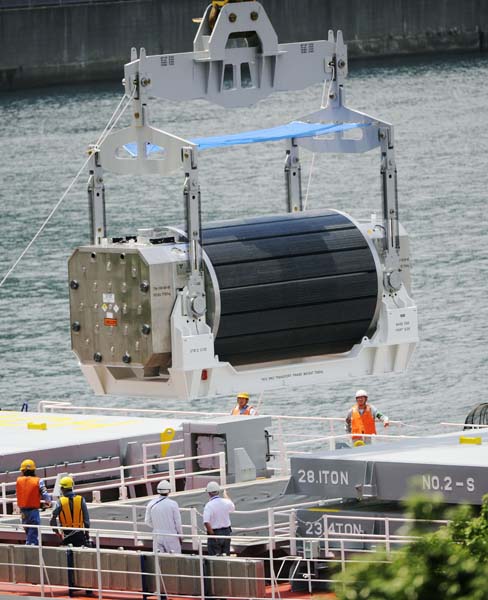 日本の保有プルトニウムは国内外で45トン（関西電力高浜原発に到着した輸送船から陸揚げされるＭＯＸ燃料）／（Ｃ）共同通信社
