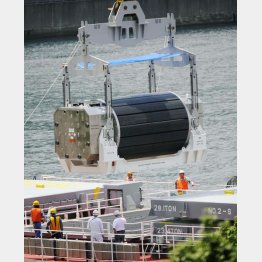 日本の保有プルトニウムは国内外で45トン（関西電力高浜原発に到着した輸送船から陸揚げされるＭＯＸ燃料）／（Ｃ）共同通信社