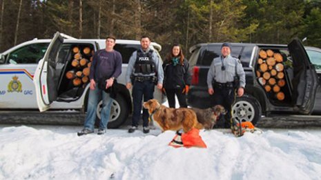 ストーブの薪を取りに行けず…高齢女性を助けた警官に拍手