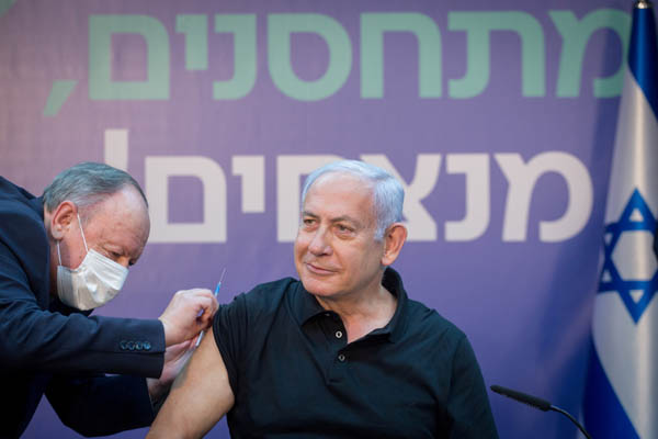 ワクチンを接種するイスラエルのネタニヤフ首相（Ｃ）ロイター