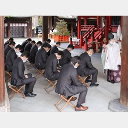 30日、筥崎宮で必勝祈願するソフトバンクの選手ら（代表撮影）