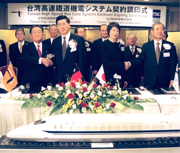 日本の新幹線初輸出の調印式（2000年）／（Ｃ）共同通信社