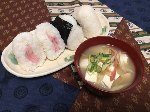 「岩下の新生姜」入りのおにぎりとミョウガの味噌汁（Ｃ）日刊ゲンダイ