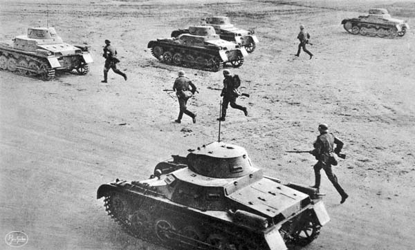 ロシアの地を進むドイツのパンサー戦車（1942年＝World History Archive／ニューズコム／共同通信イメージズ）