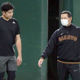 桑田補佐と菅野がベッタリ 絶対エースの傾倒に周囲は不安