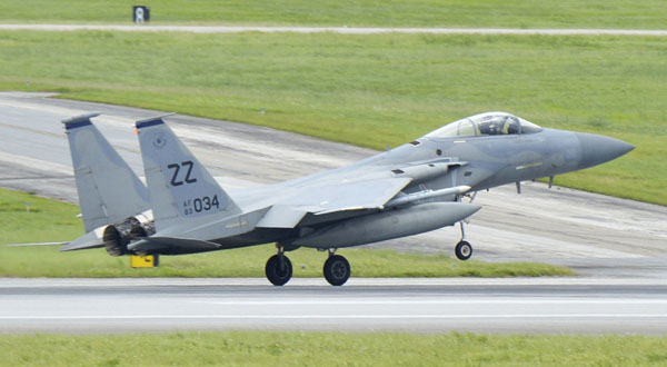 沖縄県の米空軍嘉手納基地で訓練を行うF15戦闘機（Ｃ）共同通信社