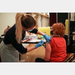 ワクチン接種を受ける女性（英、ランカシャー州）／（Ｃ）ロイター