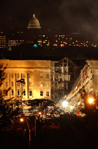 2001年9月11日、夜が更けてもペンタゴンの煙と炎は上がり続けていた…（Ｃ）World History Archive／ニューズコム／共同通信イメージズ