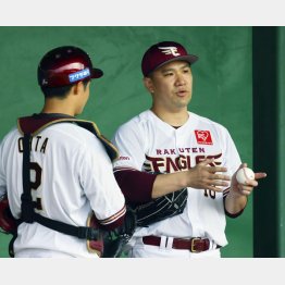投球練習を前に太田捕手（左）と話す田中（Ｃ）共同通信社