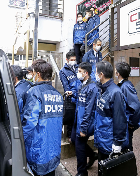 持続化給付金詐欺の疑いで、キャバクラ店の家宅捜索を終えた静岡県警の捜査員ら（Ｃ）共同通信社