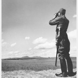 双眼鏡で中国の村を見張る日本人兵士（Ｃ）Robert Hunt Library／Mary Evans／共同通信イメージズ
