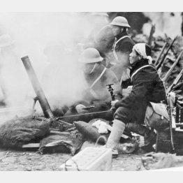 上海に侵攻し敵を迫撃砲で攻撃する日本軍（Ｃ）Underwood Archives／Universal Images Group／共同通信イメージズ