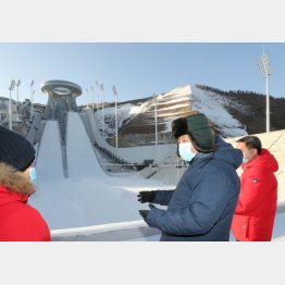 北京五輪のジャンプ台を視察する中国の習近平国家主席（右2）／（Ｃ）新華社／共同通信イメージズ