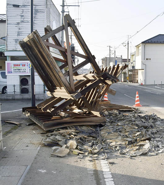 福島県桑折町では、倒れた住宅の門が道路をふさいでいた（14日）／（Ｃ）共同通信社