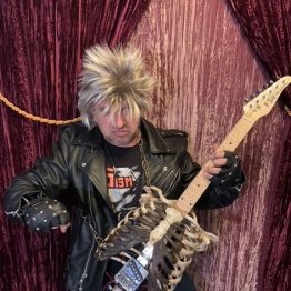 世界で唯一の“ガイコツ”ギター 材料は所持者の叔父の遺骨