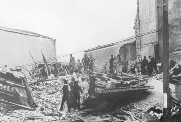 爆撃を受けた重慶（1939年5月15日）／（Ｃ）共同通信社
