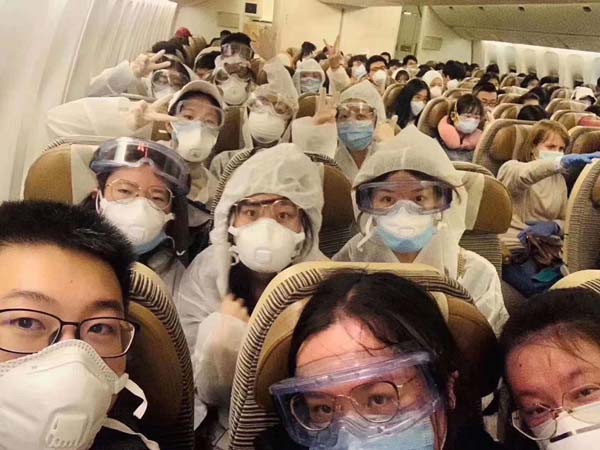 帰国便に乗る留学生。中国のSNSで拡散された（提供写真）