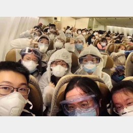 帰国便に乗る留学生。中国のSNSで拡散された（提供写真）
