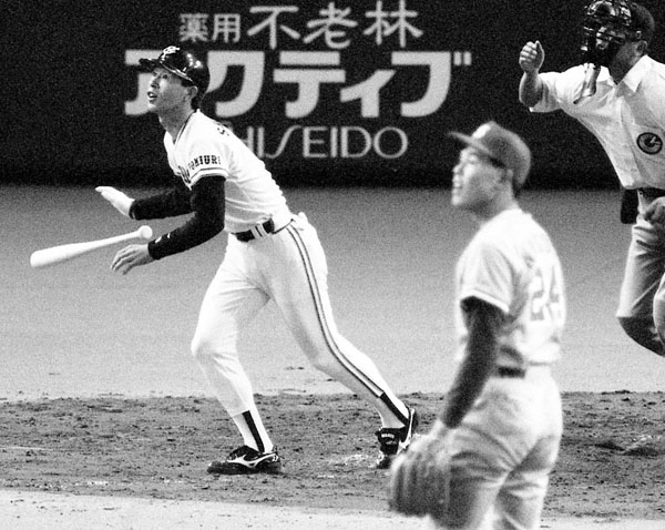 1990年の開幕戦で篠塚が同点本塁打を放つ（Ｃ）共同通信社