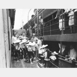 日本軍の攻撃から逃れるために船に乗る漢口の子どもたち（1938年＝〈C〉Robert Hunt Library／Mary Evans／共同通信イメージズ）