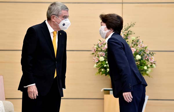 橋本“新会長”（右）にバッハIOC会長（左）はどう出るか（Ｃ）ロイター