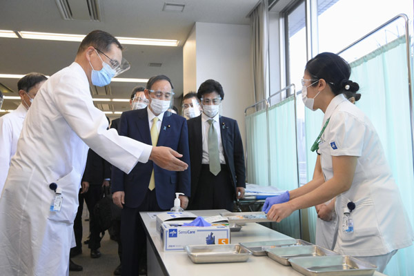 新型コロナウイルスワクチンの先行接種を視察する菅首相（Ｃ）共同通信社