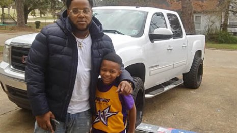 本当は天使?見知らぬ男性の予想外のプレゼントに満面笑み