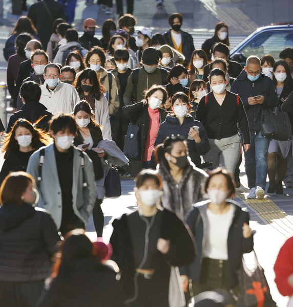 リバウンドが目に見えている（マスク姿で歩く人たち＝東京・新宿、16日）／（Ｃ）共同通信社