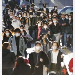 リバウンドが目に見えている（マスク姿で歩く人たち＝東京・新宿、16日）／（Ｃ）共同通信社