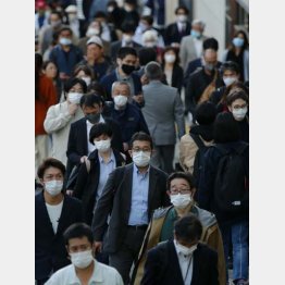 マスクを着けて歩く人々（Ｃ）日刊ゲンダイ