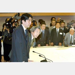 拉致被害者の家族に一礼し、面談に臨む小泉純一郎首相（左2）。左端が安倍晋三官房副長官（2002年9月27日＝当時）／（Ｃ）JMPA