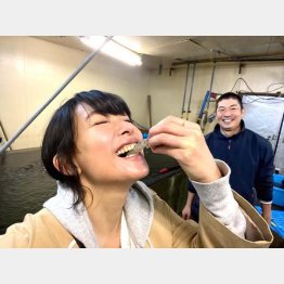 広島でカキを食べる（提供写真）