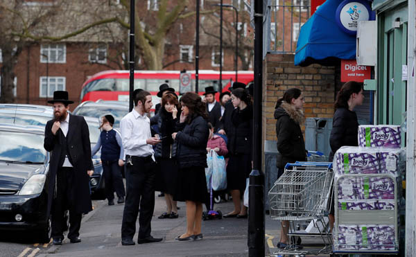 英ロンドン北部スタンフォードヒルの街、店先に集まる正統派ユダヤ教の人たち（Ｃ）ロイター