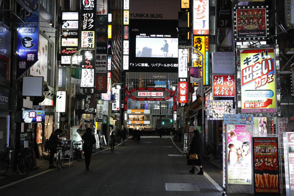 緊急事態宣言延長ですっかり人のいない夜の繁華街・新宿歌舞伎町（Ｃ）日刊ゲンダイ