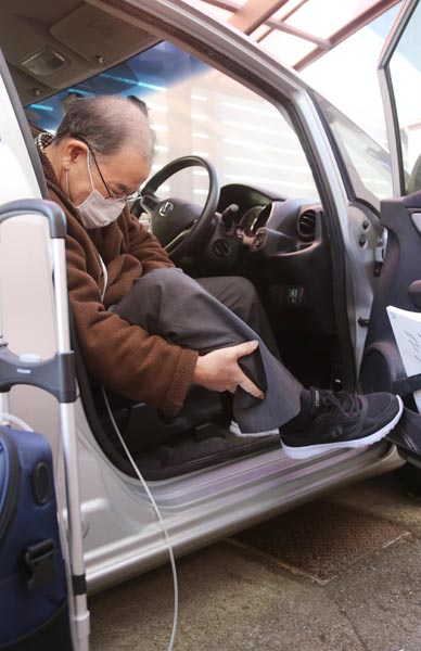 車に乗り降りするには右足を荷物のように持ち上げなければならない。左足でアクセルブレーキを操作するために改造を迫られている（撮影）石井俊平／日刊ゲンダイ