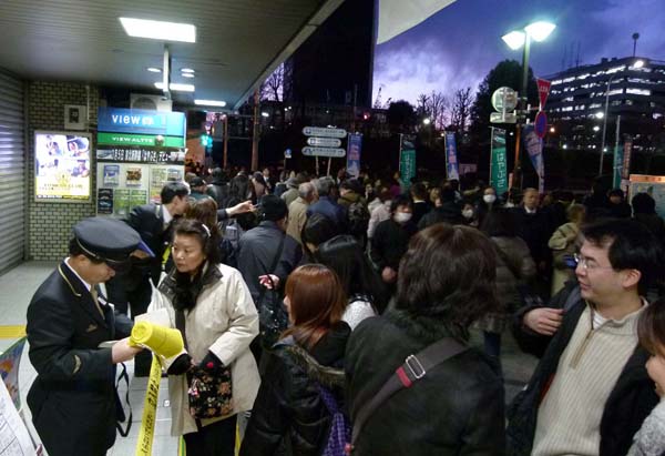 2011年の東日本大震災では都内の電車は全線不通、帰宅できない人々で溢れた（Ｃ）日刊ゲンダイ