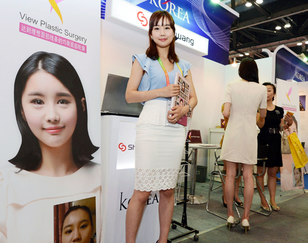 中国の国際市に出店する韓国の美容整形企業（2012年）／（Ｃ）共同通信社
