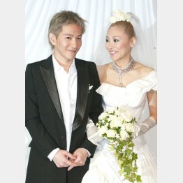 結婚披露会見での小室哲哉とKEIKO（2002年撮影）／（Ｃ）日刊ゲンダイ