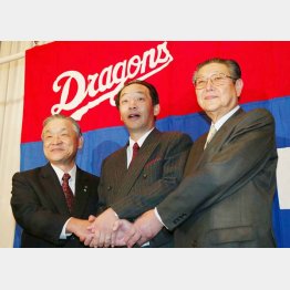 2003年10月に就任した中日の落合博満監督（中央）。左は白井オーナー、右は西川球団社長（Ｃ）日刊ゲンダイ