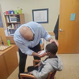 これぞ教育！帽子を脱がない校則違反の男子生徒に校長は…