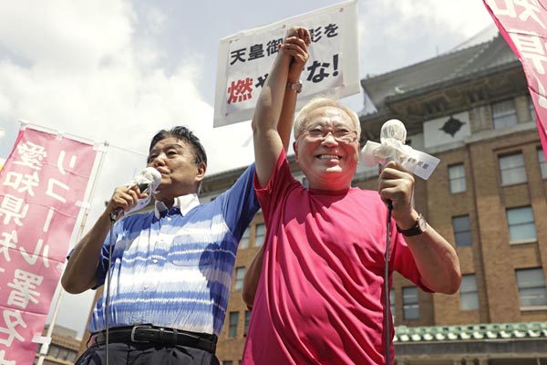 2020年8月、愛知県知事リコールに向けた署名集めを開始し、県庁前で河村たかし名古屋市長（左）と気勢を上げる「高須クリニック」の高須克弥院長（Ｃ）共同通信社