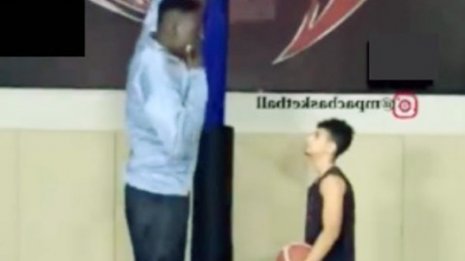 身長240cｍ！アデコーケ選手はジャンプなしでダンクできる